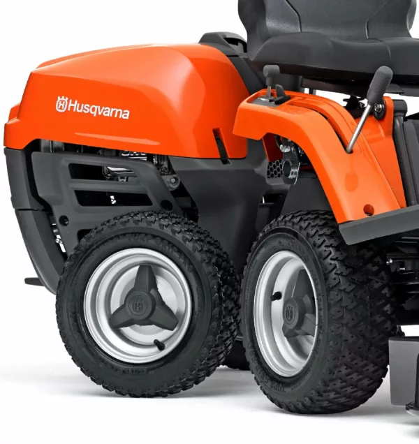 Husqvarna Frontmäher R 112C5 mit Mähdeck Combi 85 - Winterpaket mit Schneeschild, Gummileiste und Schneeketten - Modell 2025 – Bild 3